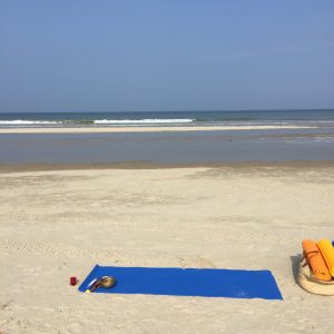 tapis de yoga sur la plage du touquet