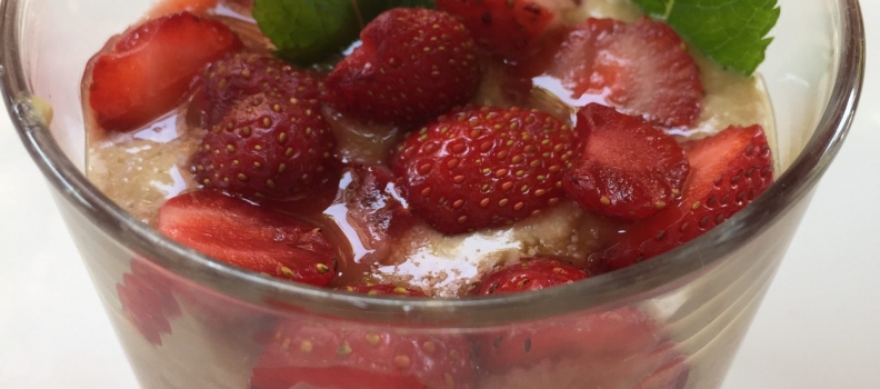 Pot de crème à la gelée de fraises